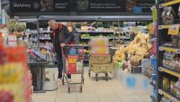 Мерки срещу беднотията: Гърците пазаруват кафе и макарони на половин цена