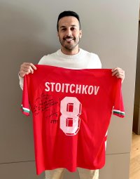 Юноша на Барса се фука с фланелка на Стоичков