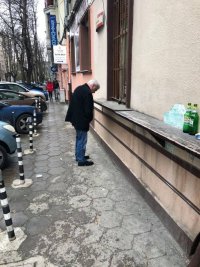 снимка 4 Супер скандал в Lupa.bg: Стефан Димитров пикае на улицата! (СНИМКИ)