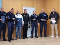 Браво! Ямболските полицаи дариха премиите на спасените деца