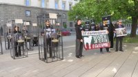 Хора в клетки протестират пред парламента (СНИМКИ)
