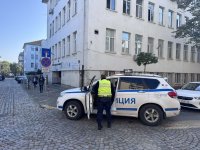 Баща счупи пръст на 15-годишен в двора на училище в Перник