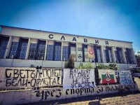 Изградиха специален кът пред стадион "Александър Шаламанов" за отдаване на почит към загиналите млади футболисти