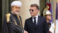 Макрон пак се появи със слънчеви очила на официална среща