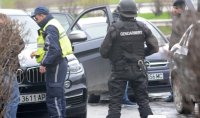 Зрелищна акция при хотел "Феста" в Поморие, изведоха мъже с белезници от софийска кола 