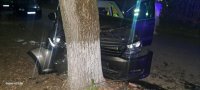 Млада шофьорка се разсея с телефона и се заби в дърво, 13-годишният ѝ брат е с опасност за живота (СНИМКИ)