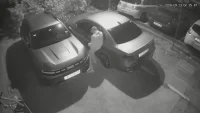 Тъпак с качулка троши коли във Варна (ВИДЕО)