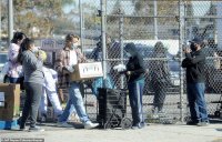 снимка 2 БРАВО! Брад Пит храни бедните в Лос Анджелис (ГАЛЕРИЯ)