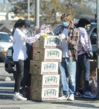 снимка 8 БРАВО! Брад Пит храни бедните в Лос Анджелис (ГАЛЕРИЯ)