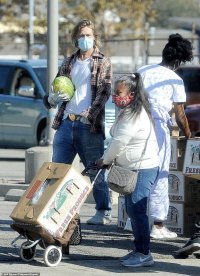 снимка 22 БРАВО! Брад Пит храни бедните в Лос Анджелис (ГАЛЕРИЯ)