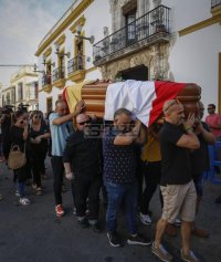 снимка 1 Погребаха Рейес в Севиля (видео и снимки)