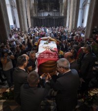 снимка 2 Погребаха Рейес в Севиля (видео и снимки)